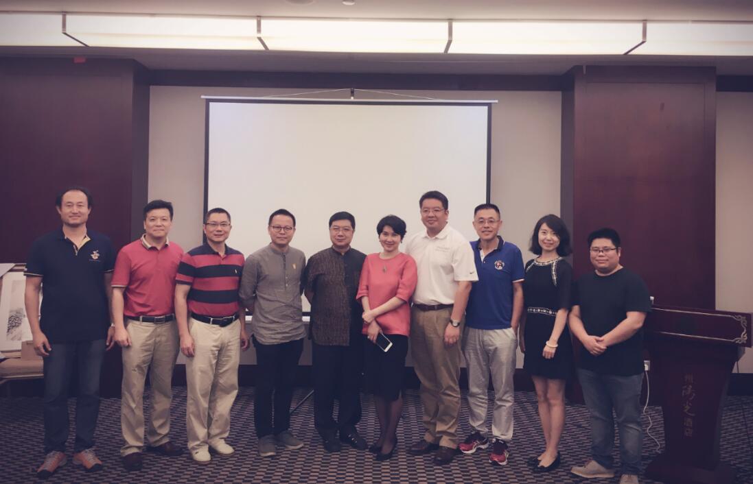宝甄华南推介会部分嘉宾:南方阅读公益基金会秘书长钟旭东(左三),中国